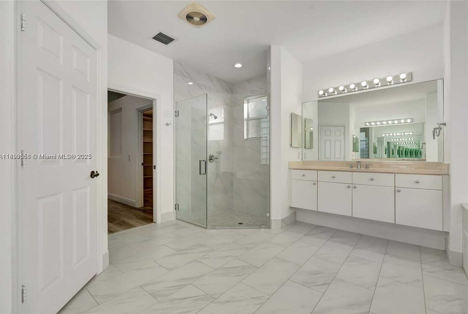 Small Image of 1709 VICTORIA POINTE CIR #00, Weston Number 11
