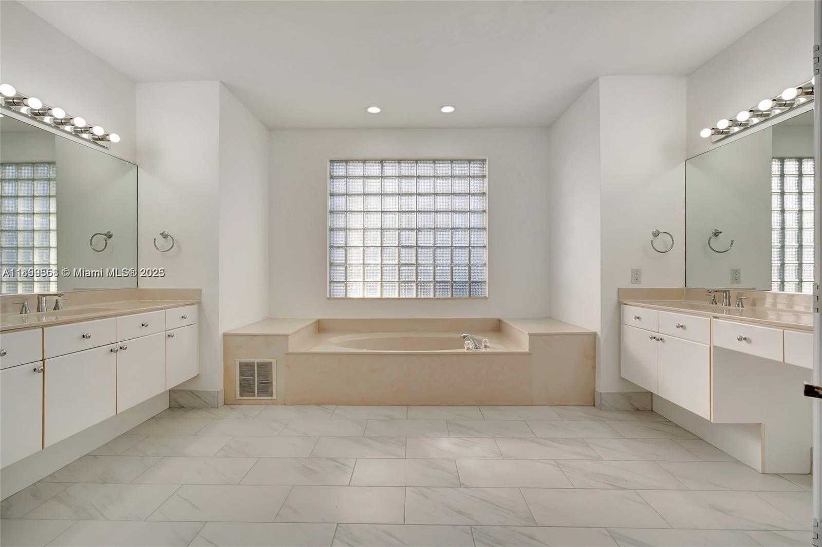 Small Image of 1709 VICTORIA POINTE CIR #00, Weston Number 12
