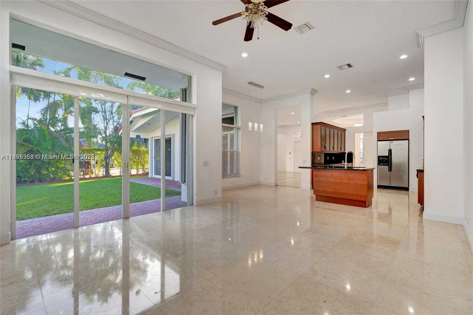 Small Image of 1709 VICTORIA POINTE CIR #00, Weston Number 16