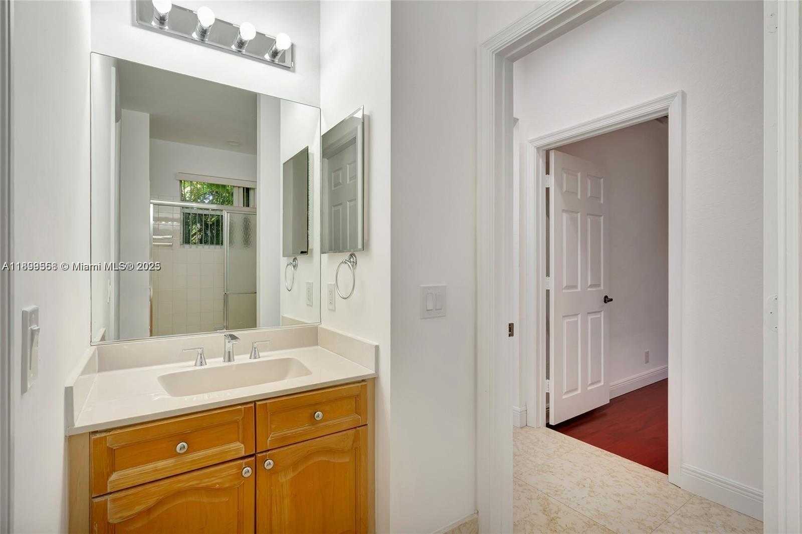Small Image of 1709 VICTORIA POINTE CIR #00, Weston Number 17