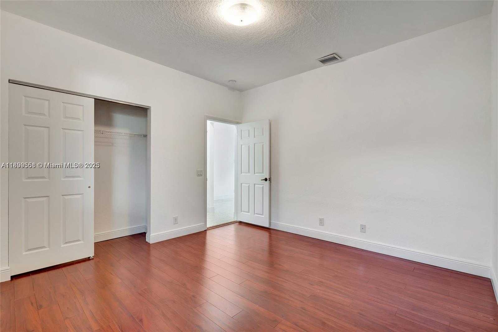 Small Image of 1709 VICTORIA POINTE CIR #00, Weston Number 18