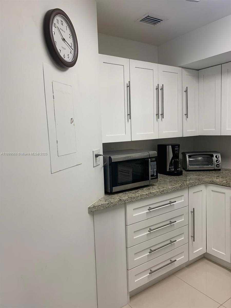 Small Image of 4925 COLLINS AVE #5G, Miami Beach Number 12