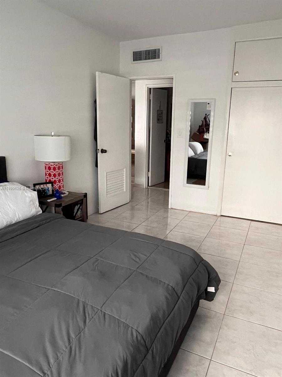 Small Image of 1880 SOUTH TREASURE DR #2C, North Bay Village Number 11