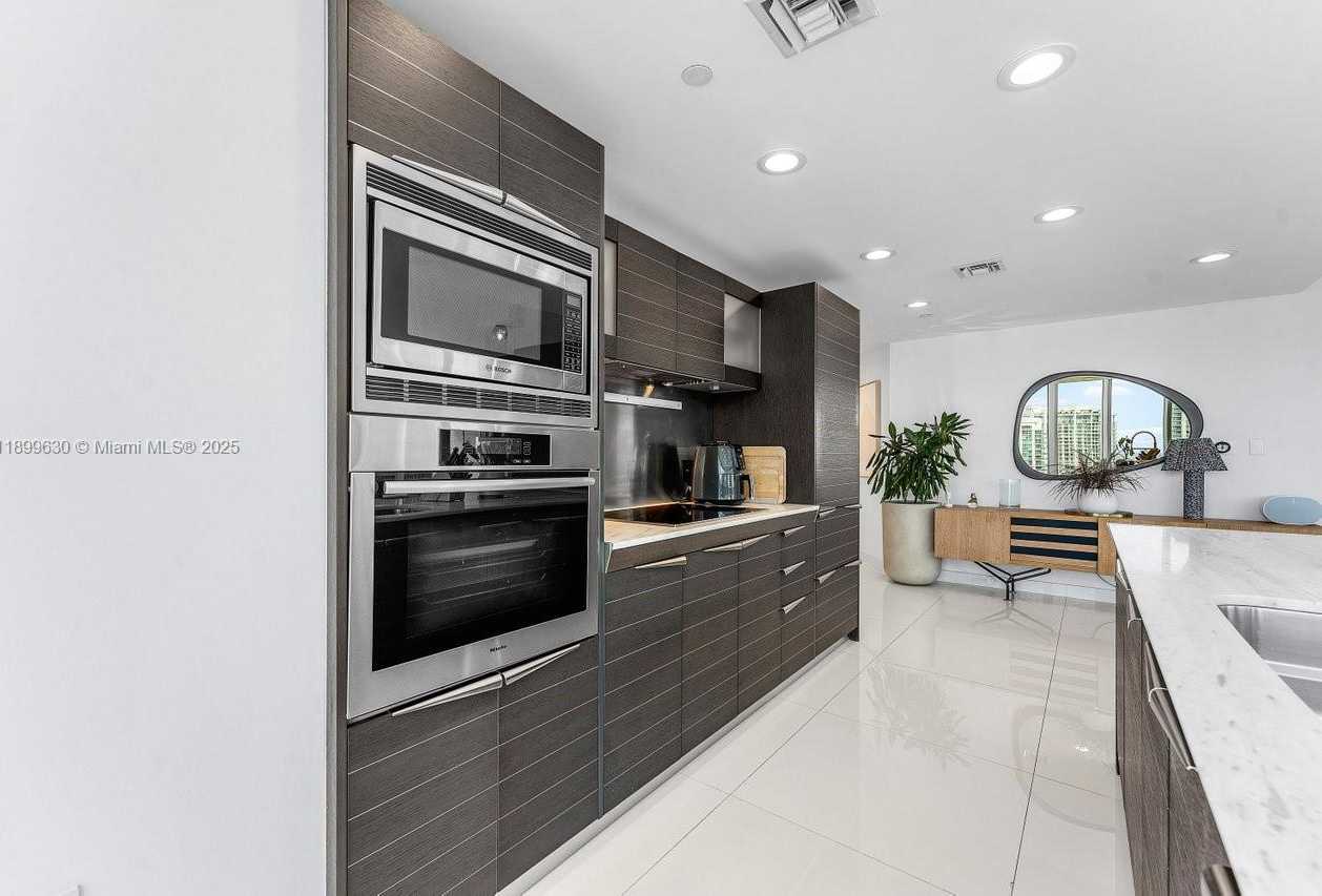 Small Image of 200 BISCAYNE BOULEVARD WAY #3702, Miami Number 12