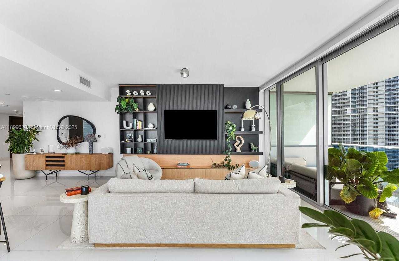 Small Image of 200 BISCAYNE BOULEVARD WAY #3702, Miami Number 2