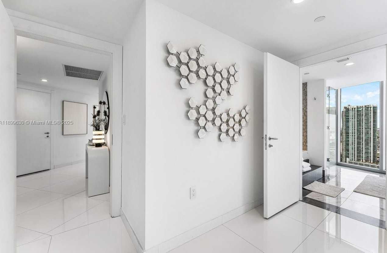 Small Image of 200 BISCAYNE BOULEVARD WAY #3702, Miami Number 20