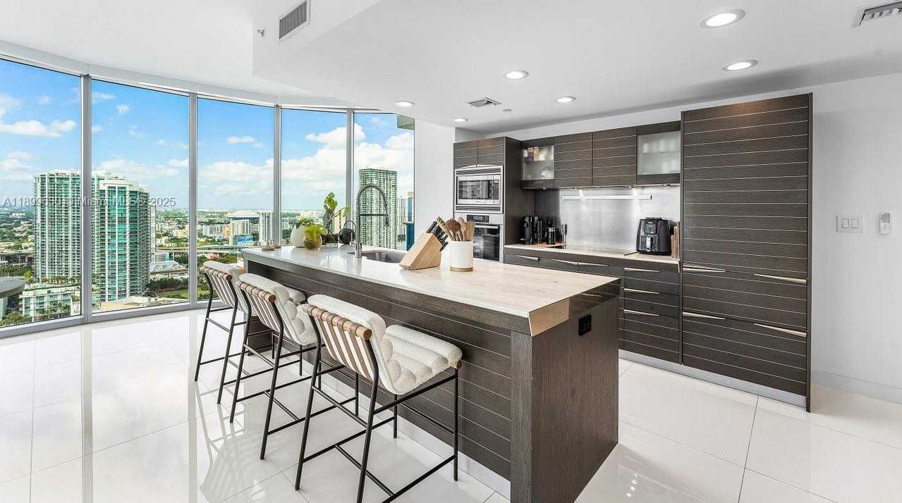 Small Image of 200 BISCAYNE BOULEVARD WAY #3702, Miami Number 4