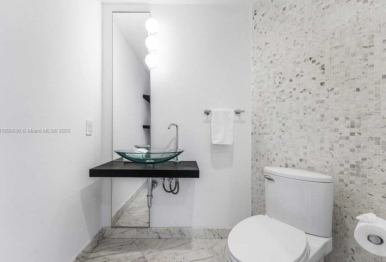 Small Image of 200 BISCAYNE BOULEVARD WAY #3702, Miami Number 40