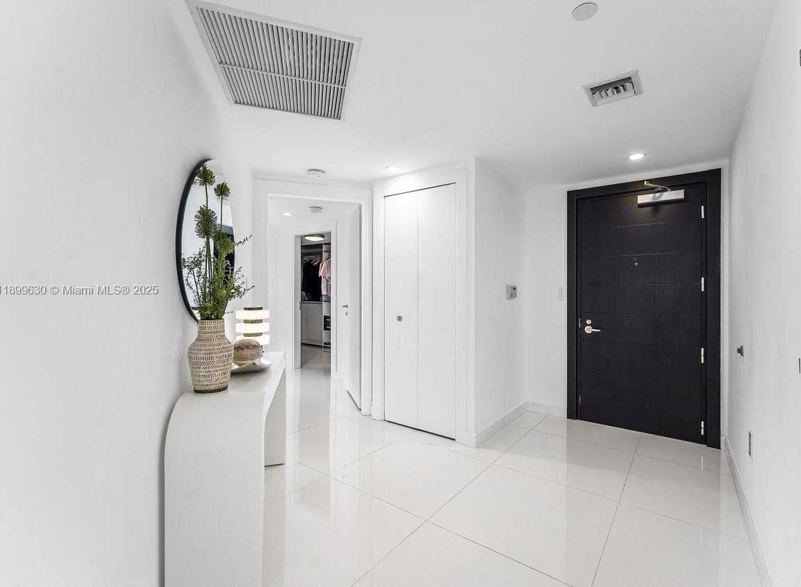 Small Image of 200 BISCAYNE BOULEVARD WAY #3702, Miami Number 6