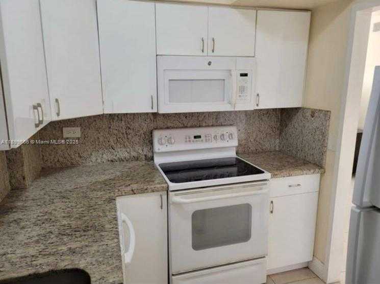 Small Image of 7441 WAYNE AVE #3O, Miami Beach Number 2