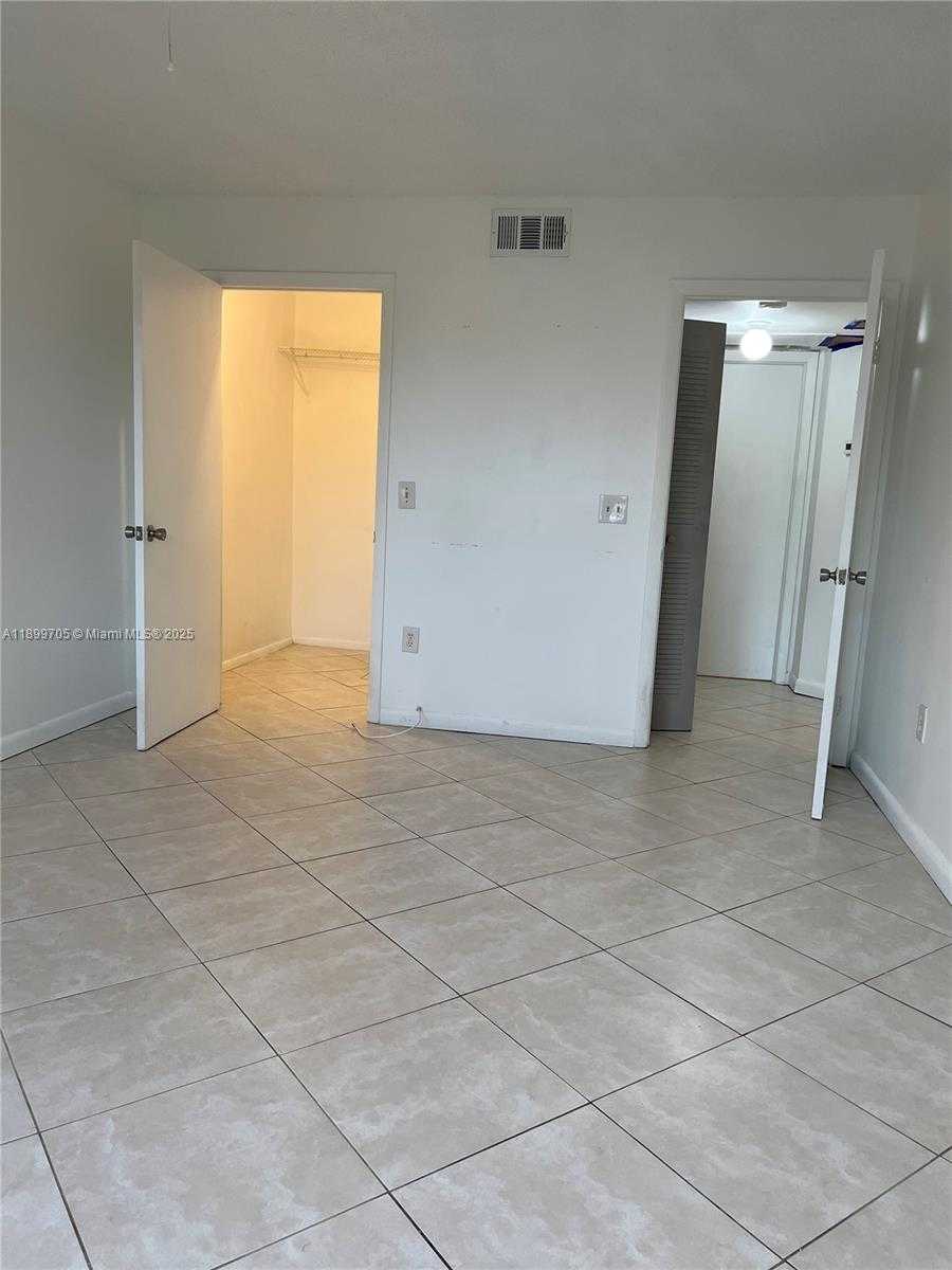 Small Image of 8353 LAKE DR #405, Doral Number 10