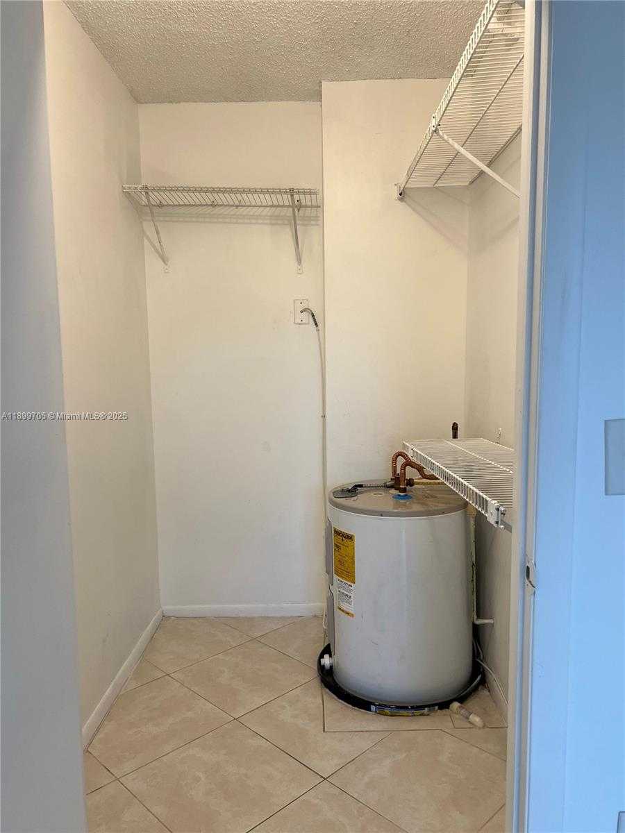 Small Image of 8353 LAKE DR #405, Doral Number 12