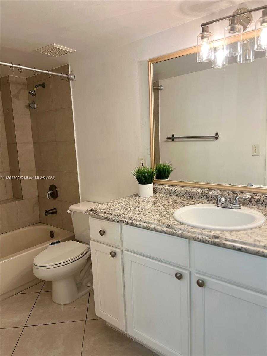 Small Image of 8353 LAKE DR #405, Doral Number 13
