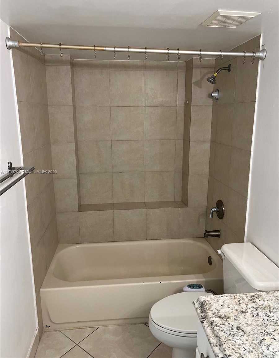 Small Image of 8353 LAKE DR #405, Doral Number 14