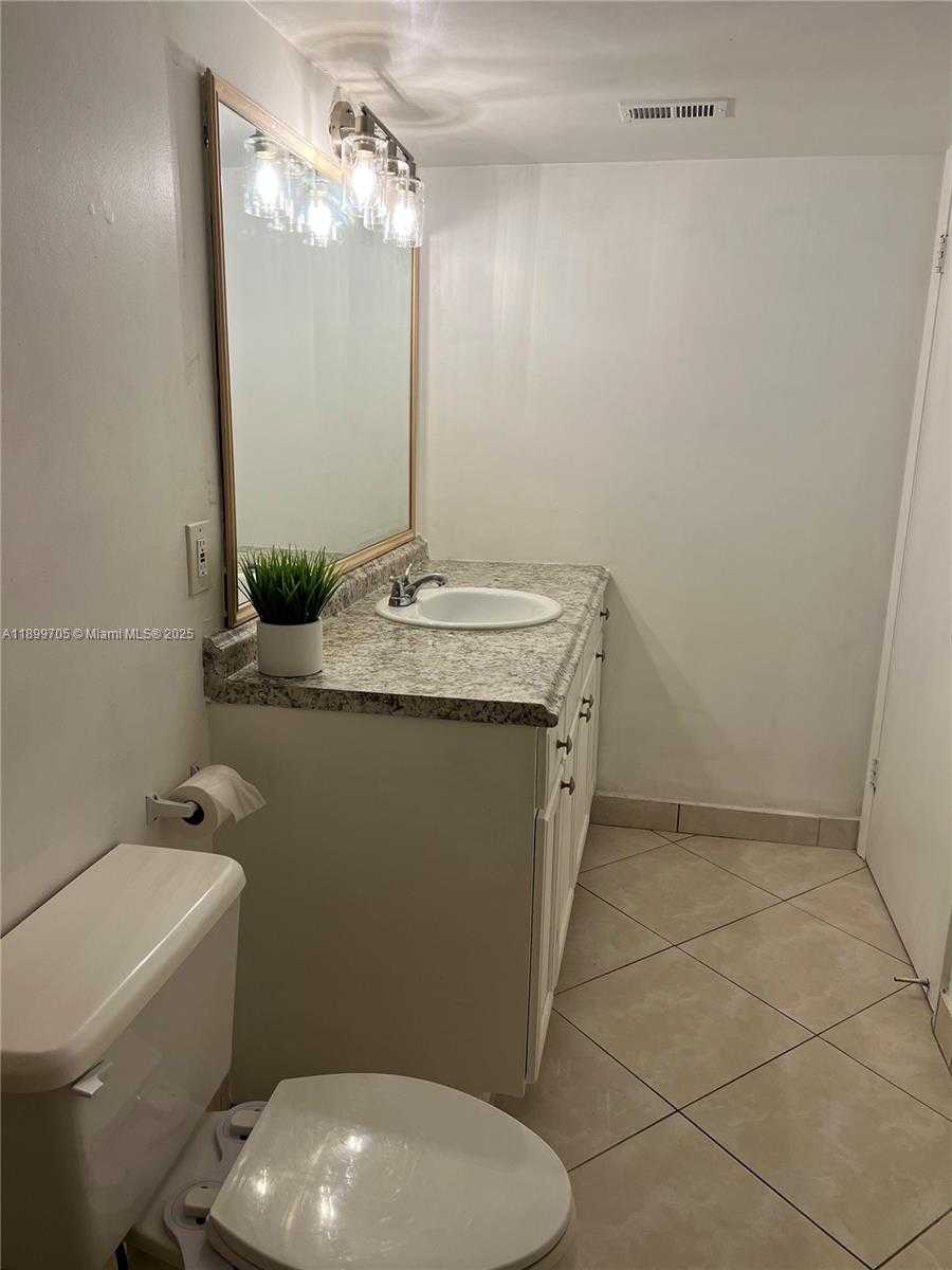 Small Image of 8353 LAKE DR #405, Doral Number 15
