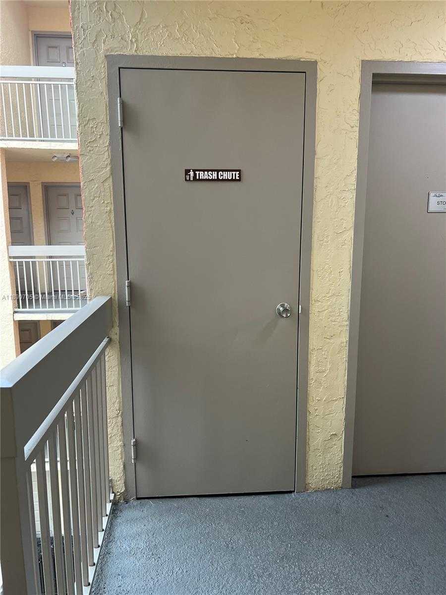 Small Image of 8353 LAKE DR #405, Doral Number 16