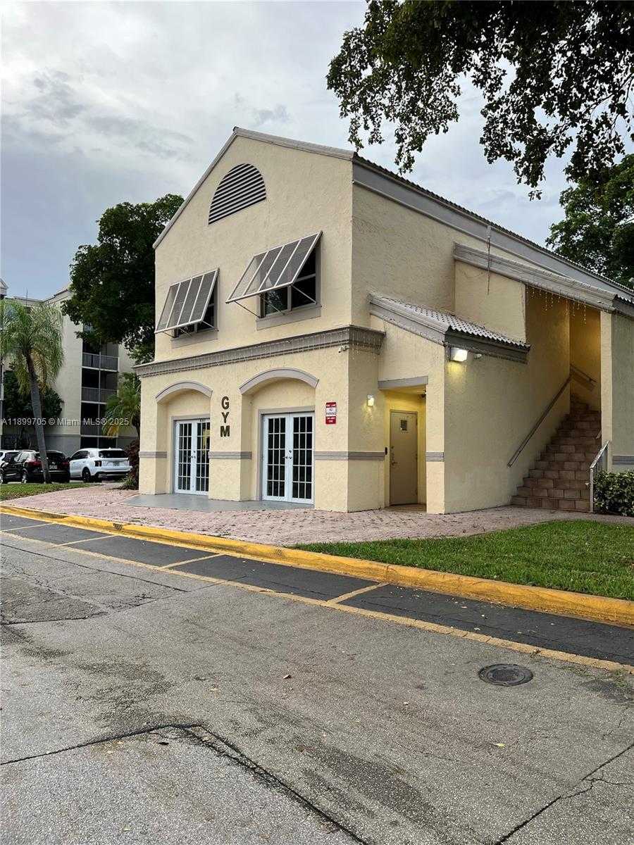 Small Image of 8353 LAKE DR #405, Doral Number 18