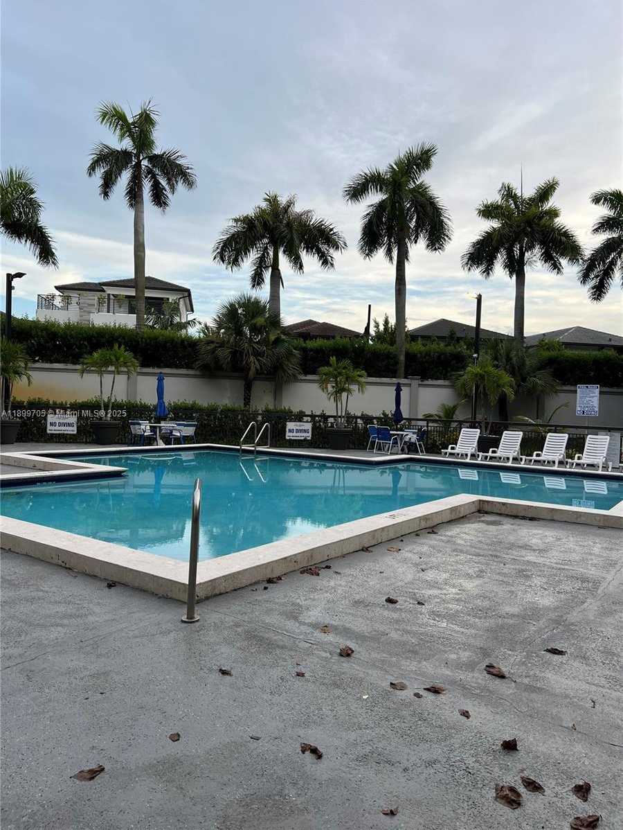 Small Image of 8353 LAKE DR #405, Doral Number 19