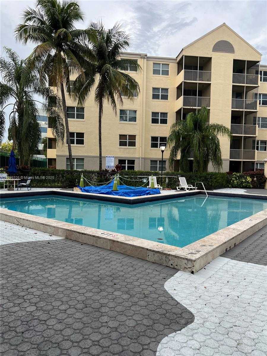 Small Image of 8353 LAKE DR #405, Doral Number 20