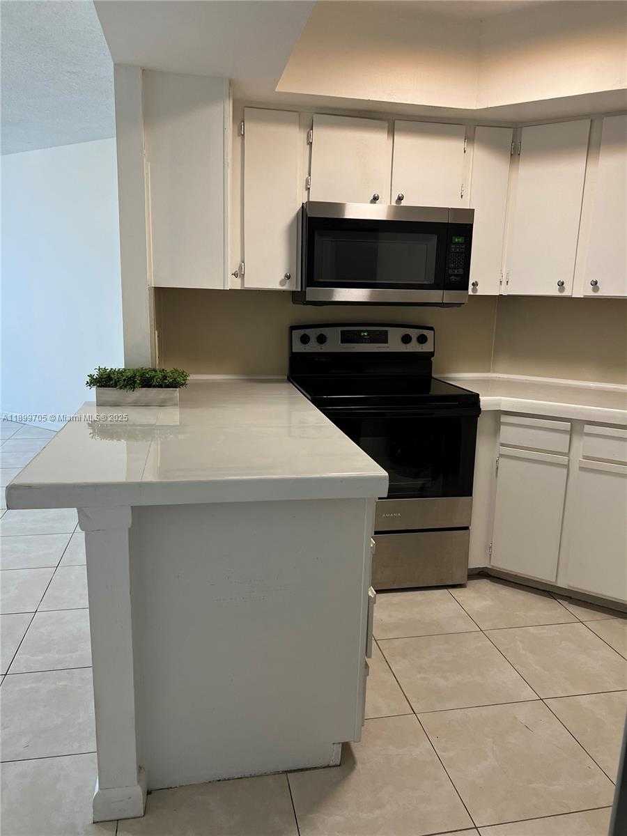 Small Image of 8353 LAKE DR #405, Doral Number 3