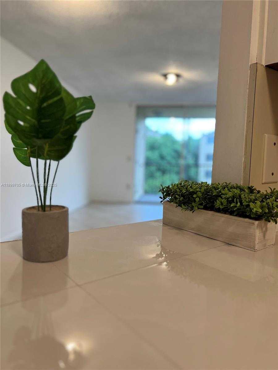 Small Image of 8353 LAKE DR #405, Doral Number 4