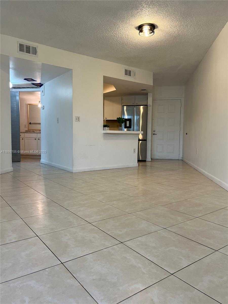 Small Image of 8353 LAKE DR #405, Doral Number 5