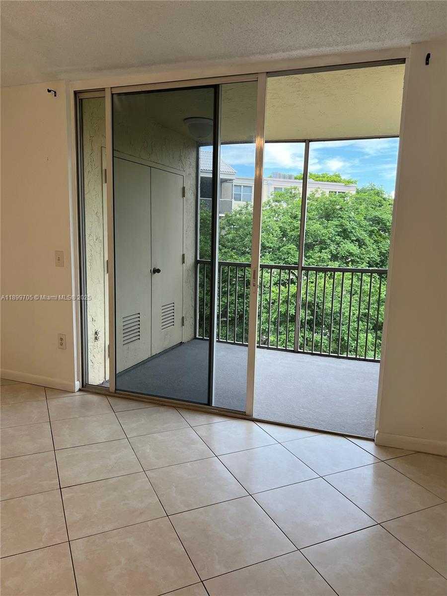 Small Image of 8353 LAKE DR #405, Doral Number 7