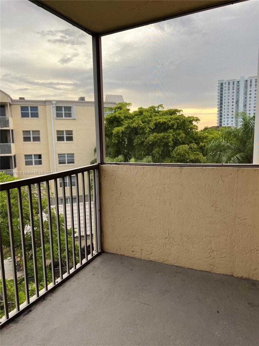 Small Image of 8353 LAKE DR #405, Doral Number 9