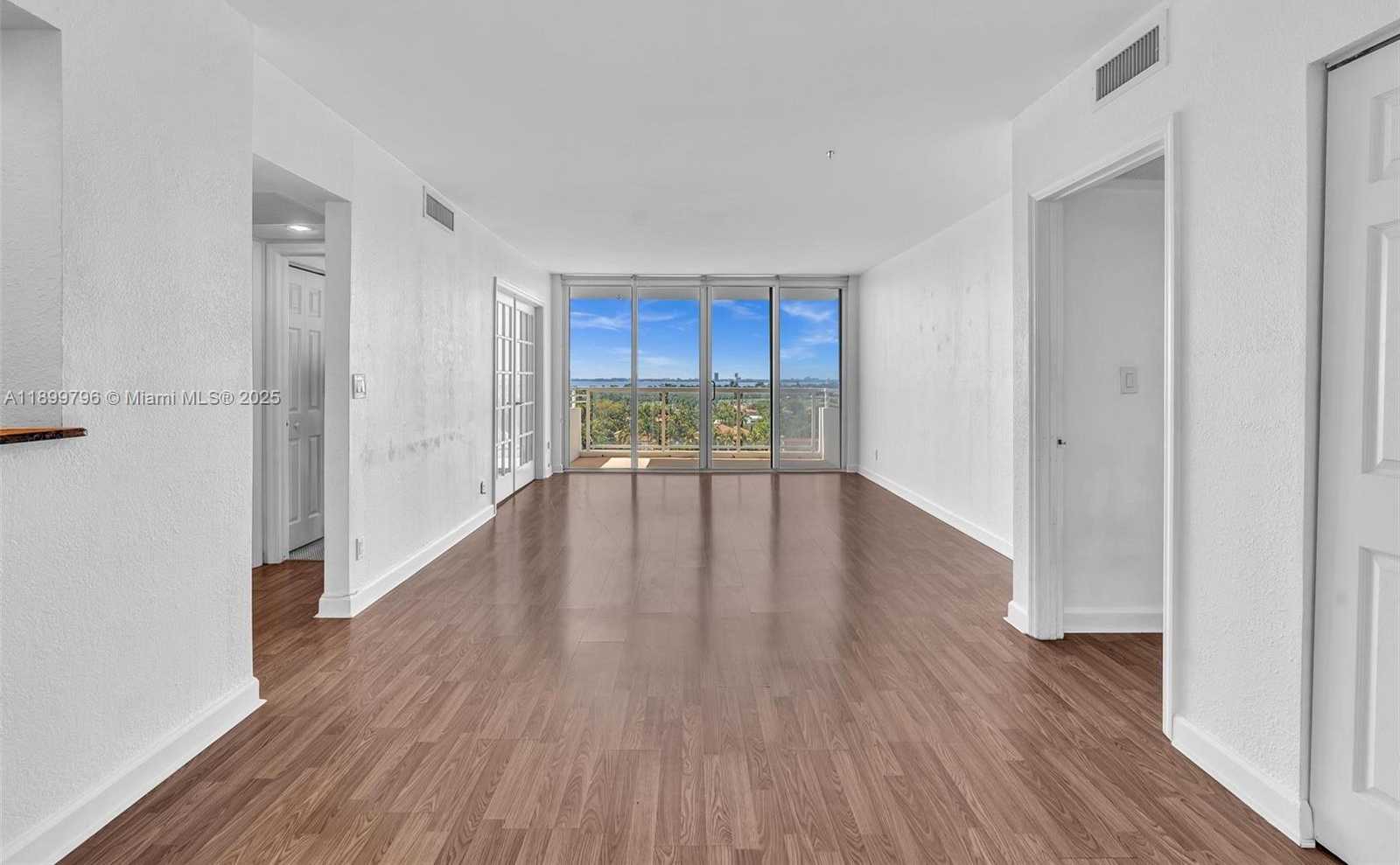 Small Image of 5600 COLLINS AVE #10J, Miami Beach Number 2