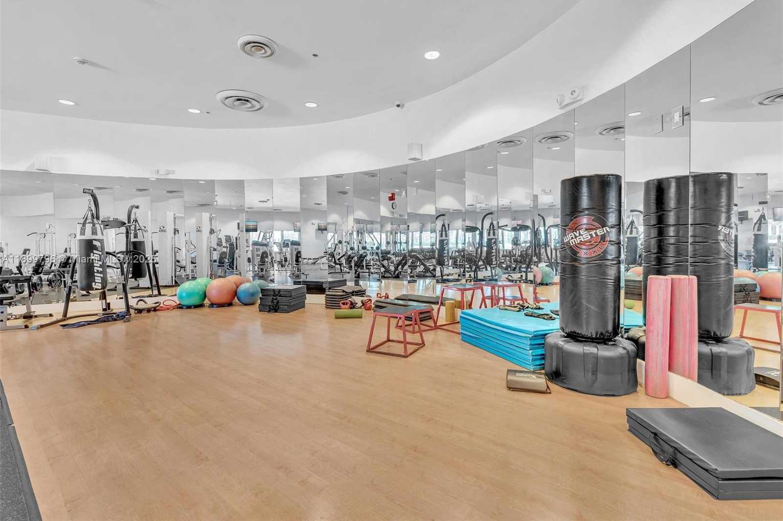 Small Image of 5600 COLLINS AVE #10J, Miami Beach Number 23