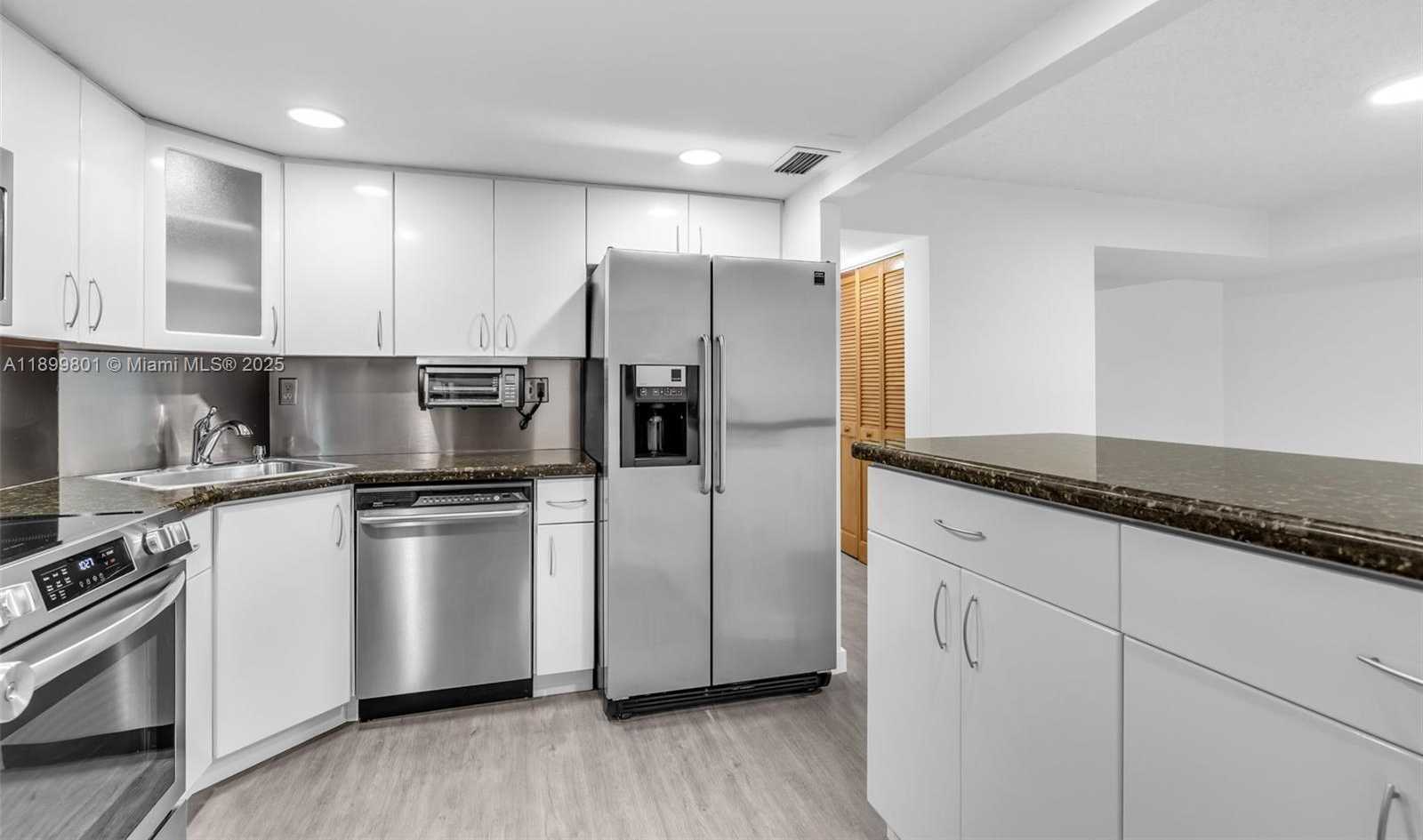 Small Image of 2333 BRICKELL AVE #PH208, Miami Number 9