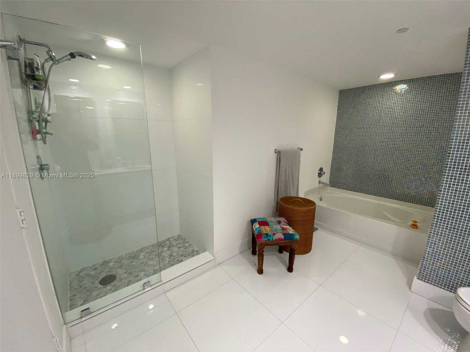Small Image of 950 BRICKELL BAY DR #2707, Miami Number 10