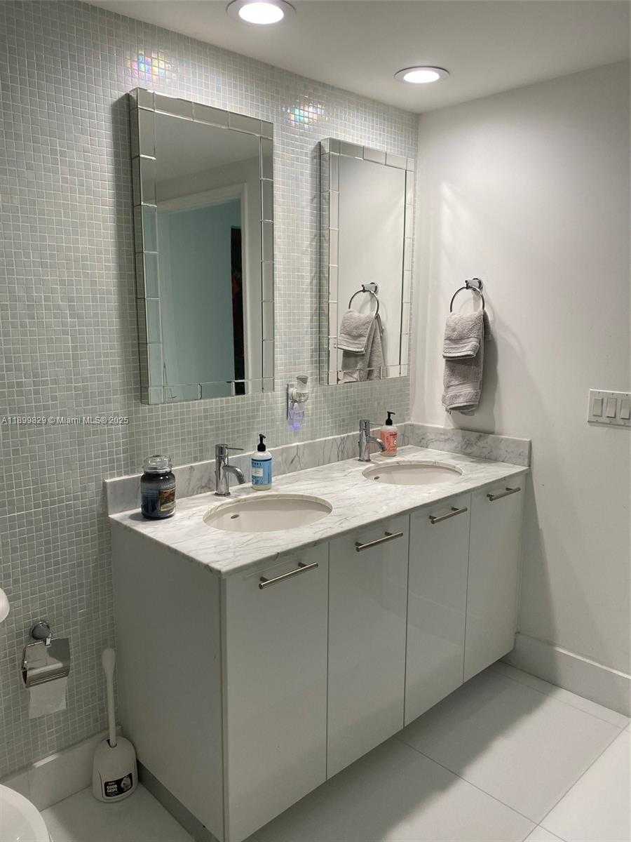 Small Image of 950 BRICKELL BAY DR #2707, Miami Number 11