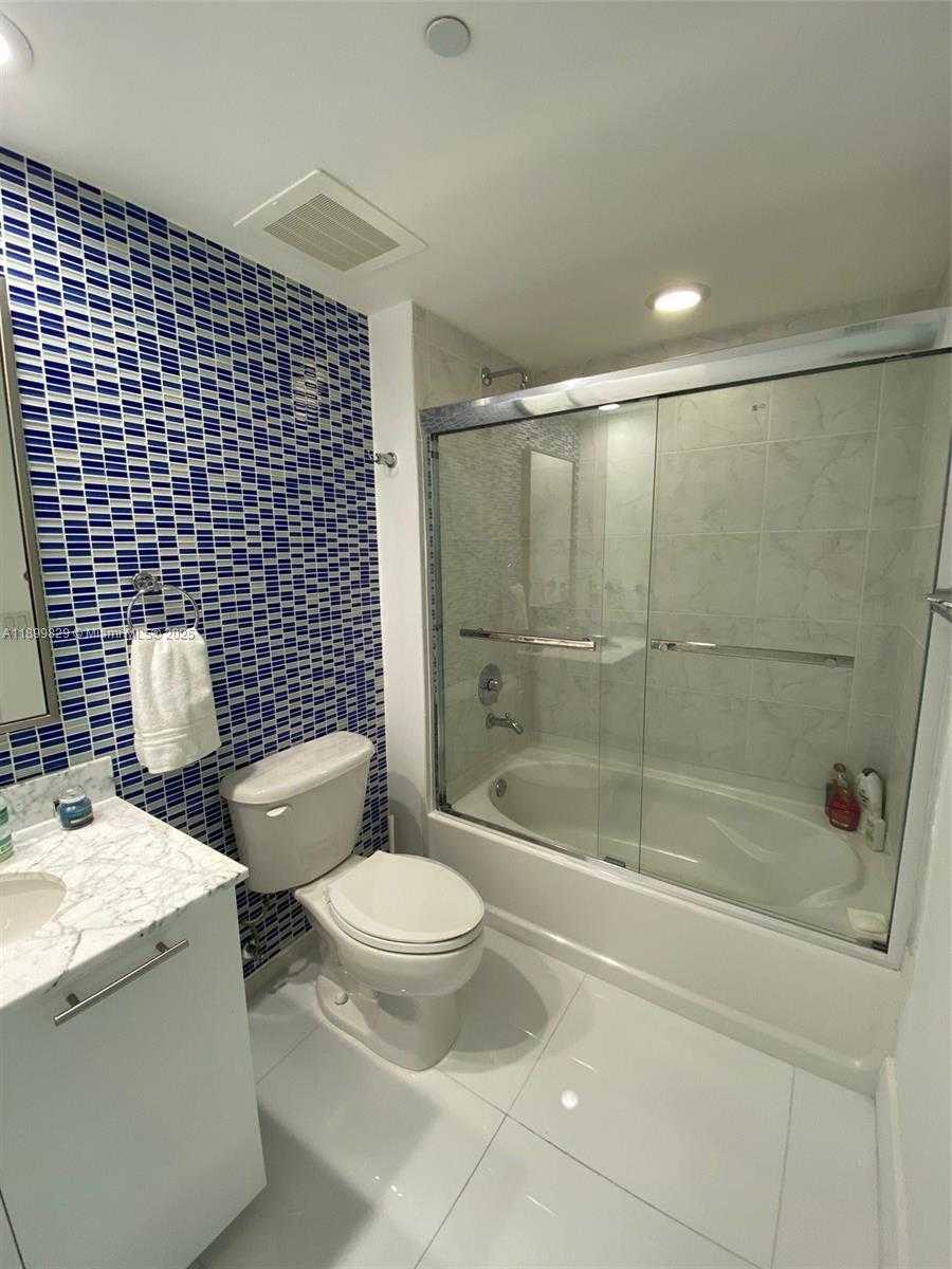 Small Image of 950 BRICKELL BAY DR #2707, Miami Number 13