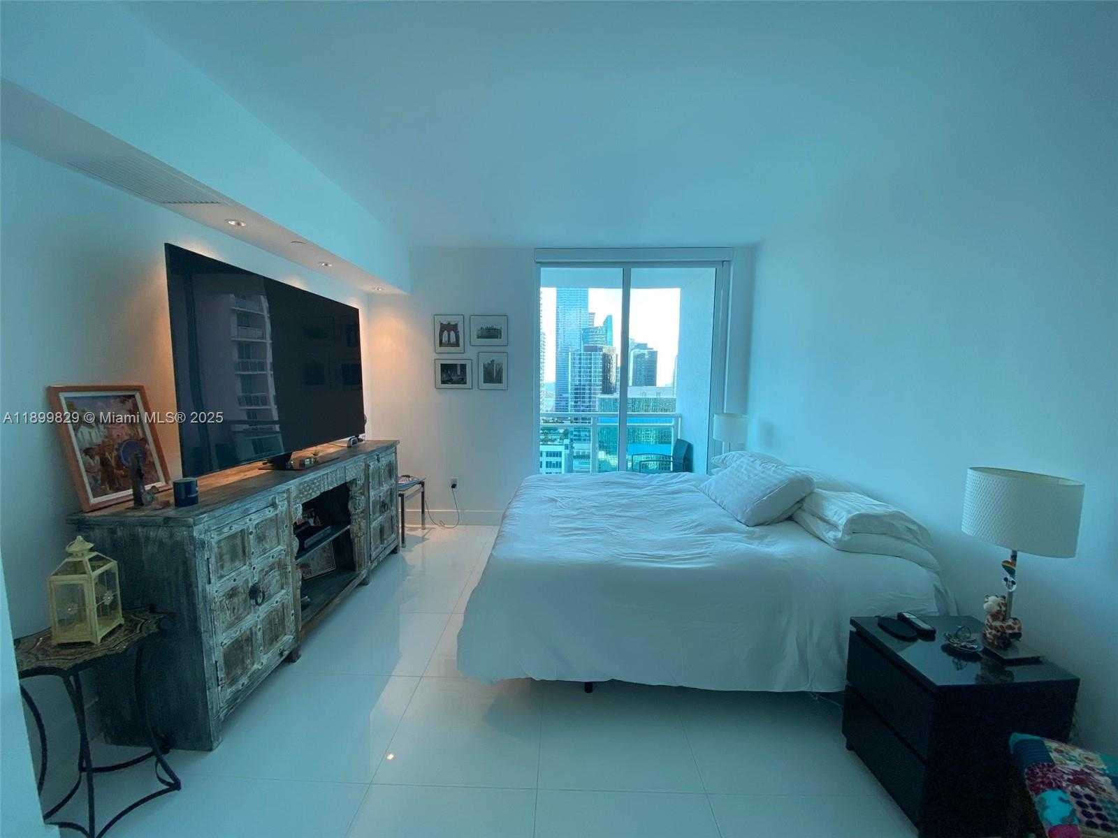 Small Image of 950 BRICKELL BAY DR #2707, Miami Number 9
