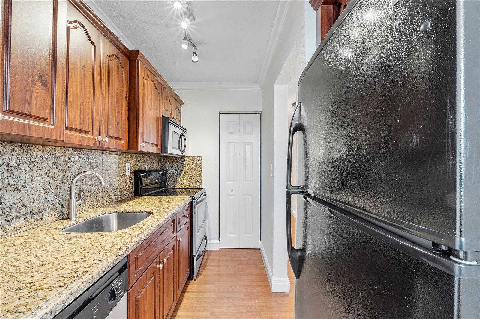 Small Image of 300 MADEIRA AVE #201, Coral Gables Number 3
