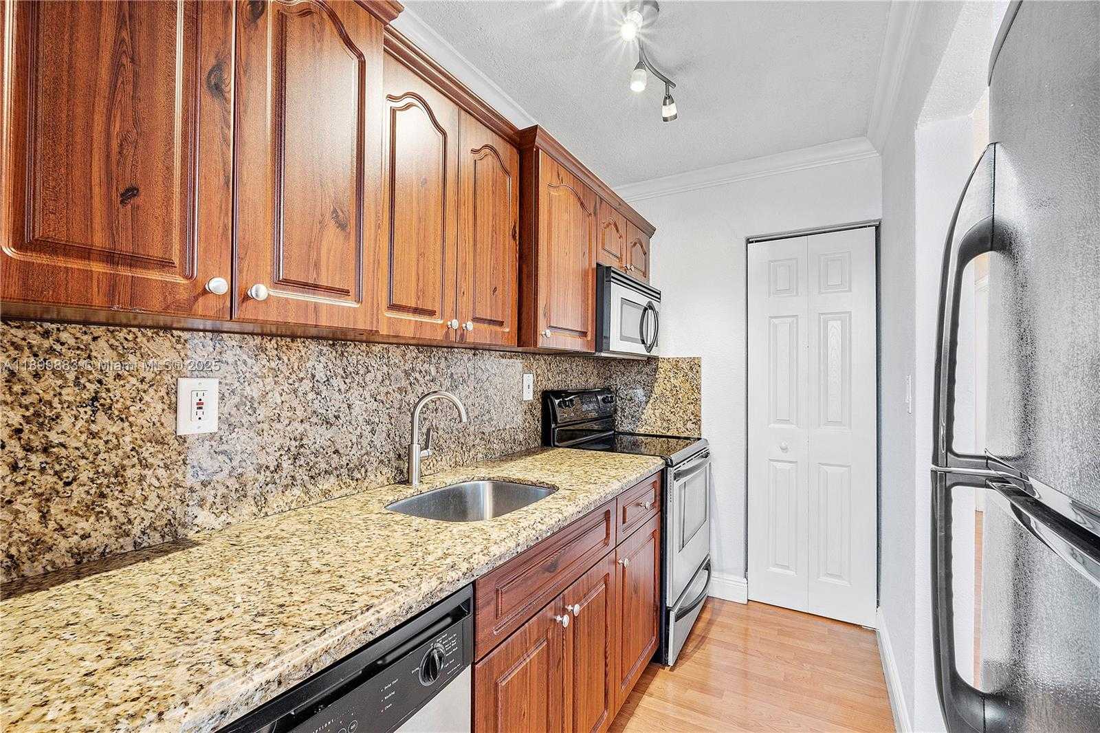 Small Image of 300 MADEIRA AVE #201, Coral Gables Number 4