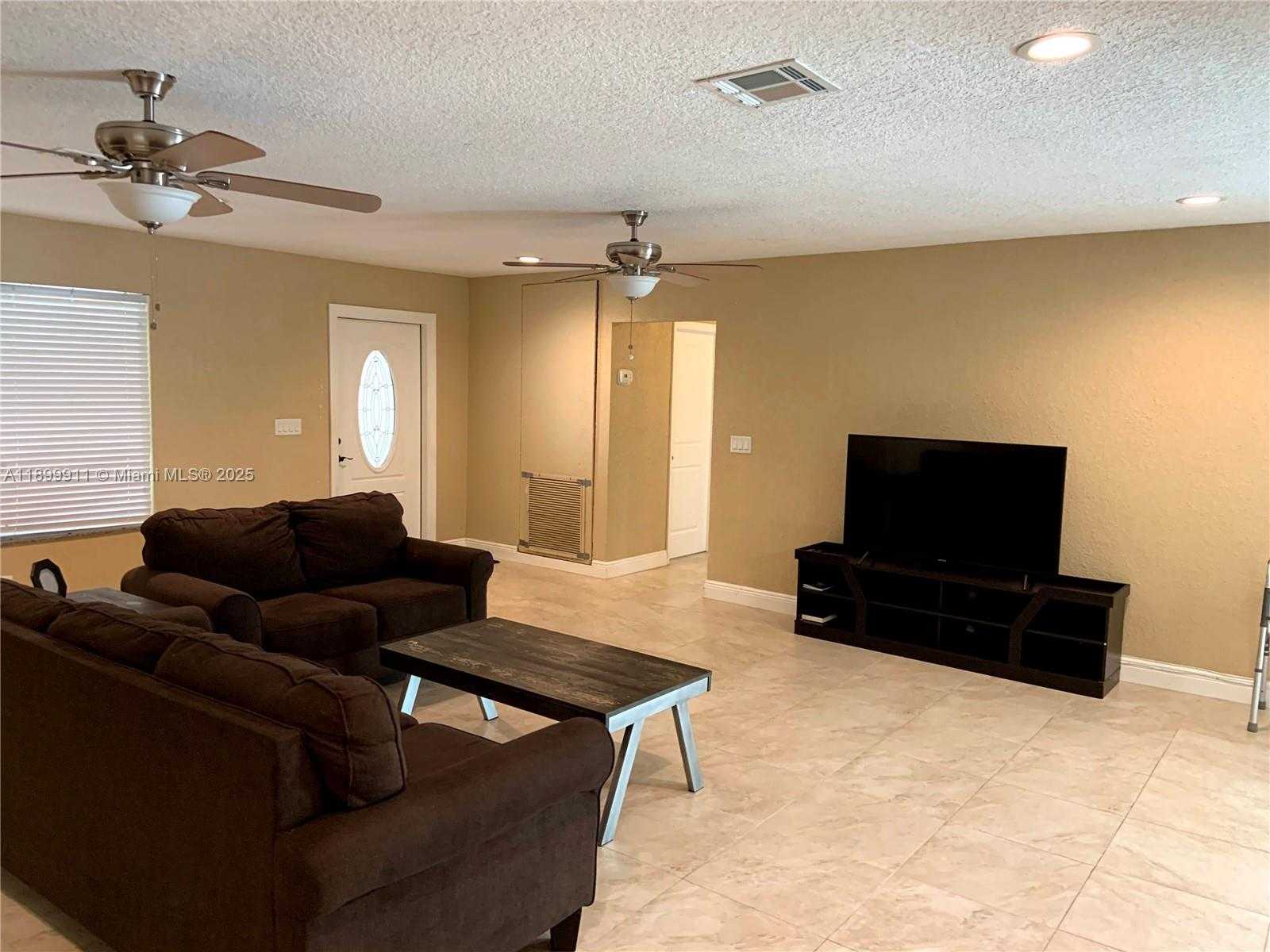Small Image of 6407 SOUTH WEST 5TH ST, Pembroke Pines Number 11