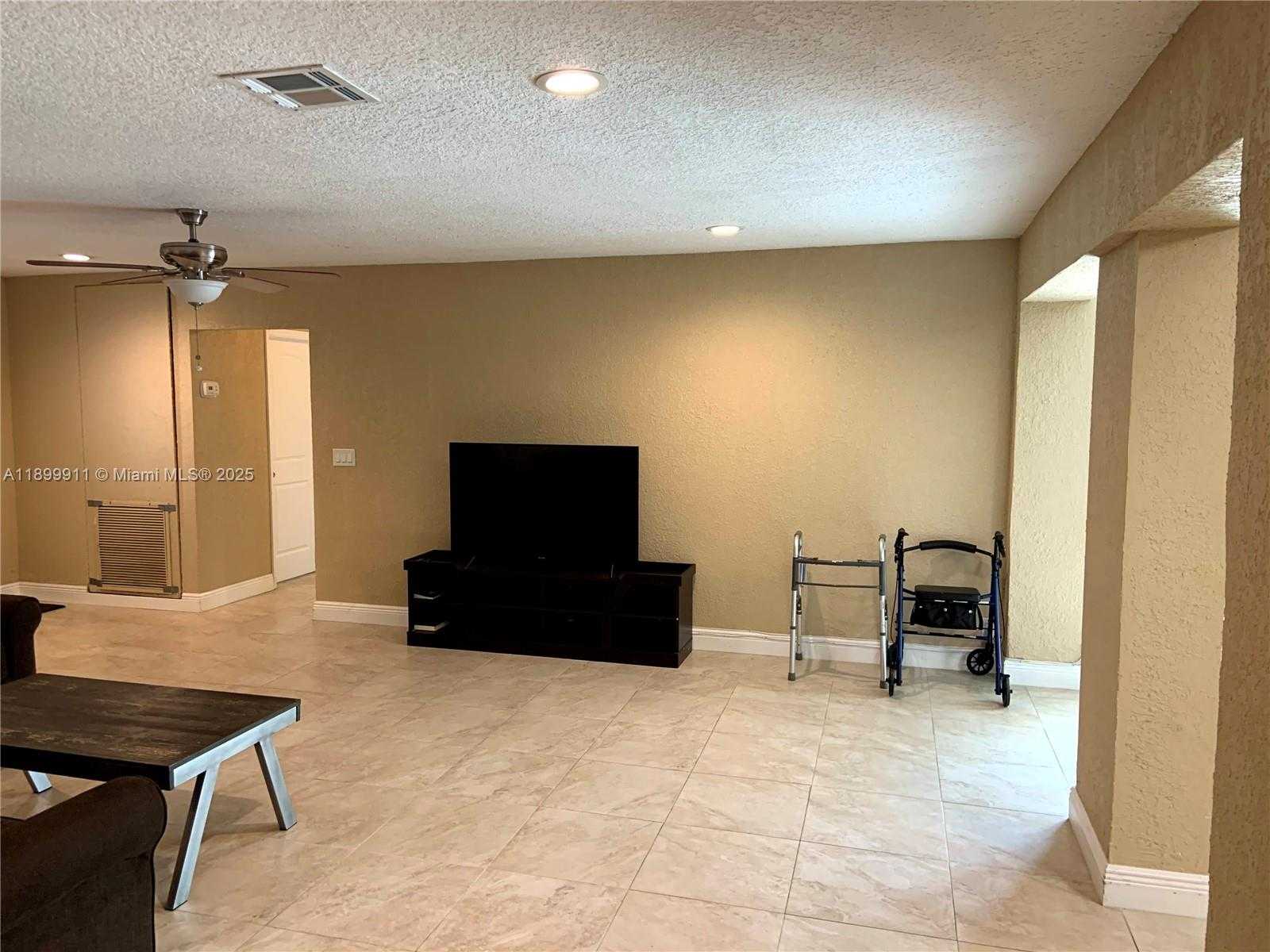 Small Image of 6407 SOUTH WEST 5TH ST, Pembroke Pines Number 12