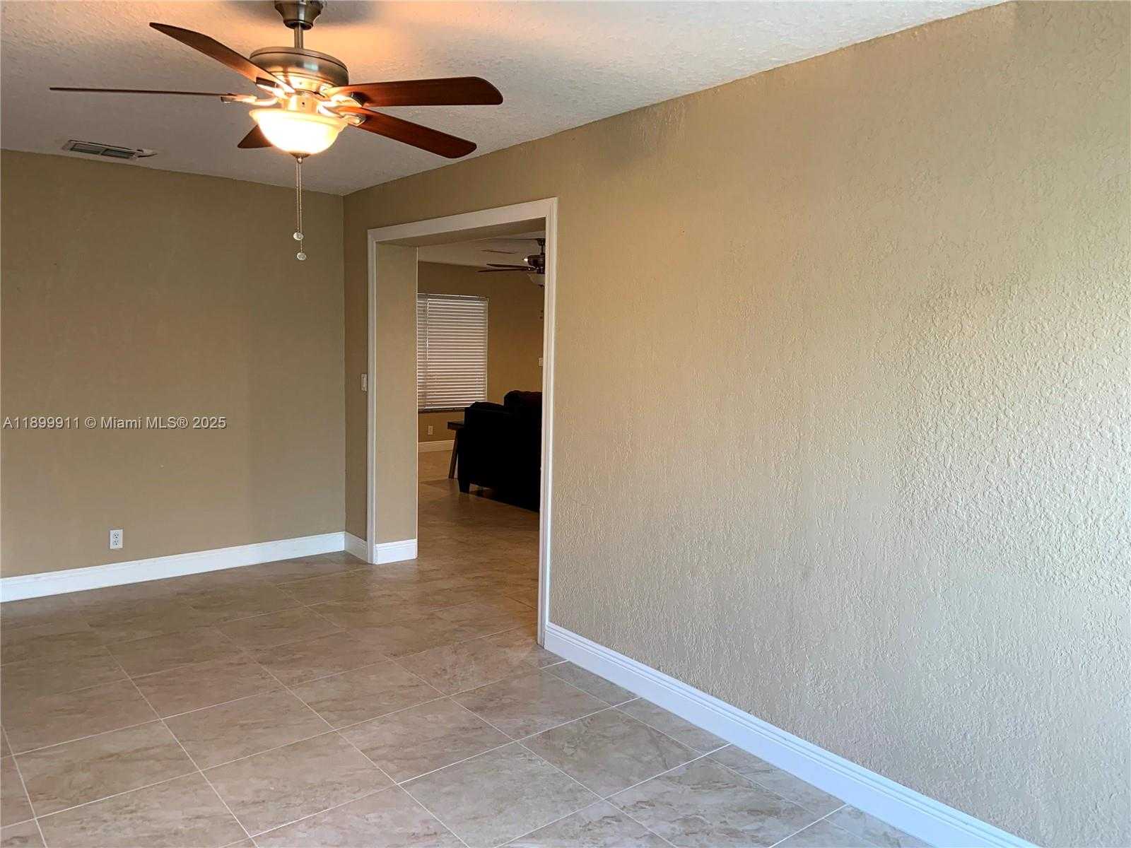 Small Image of 6407 SOUTH WEST 5TH ST, Pembroke Pines Number 14