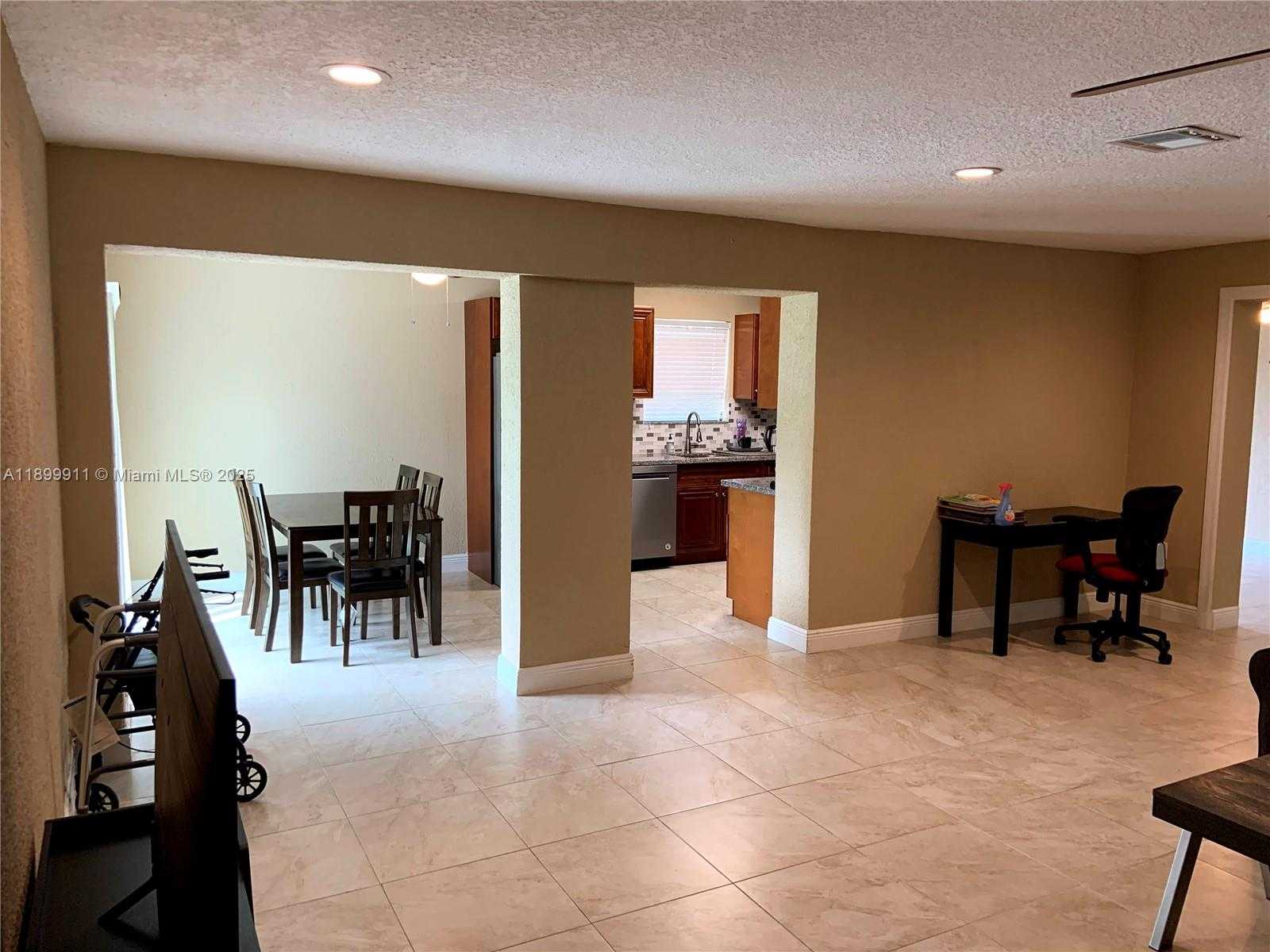 Small Image of 6407 SOUTH WEST 5TH ST, Pembroke Pines Number 25