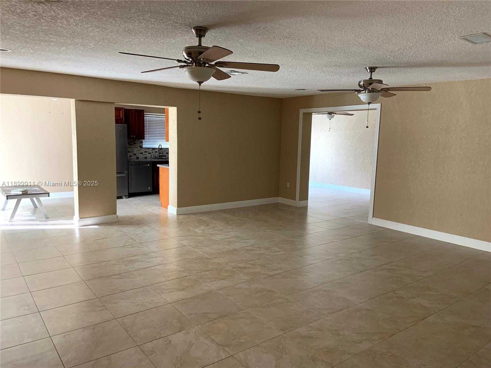 Small Image of 6407 SOUTH WEST 5TH ST, Pembroke Pines Number 4