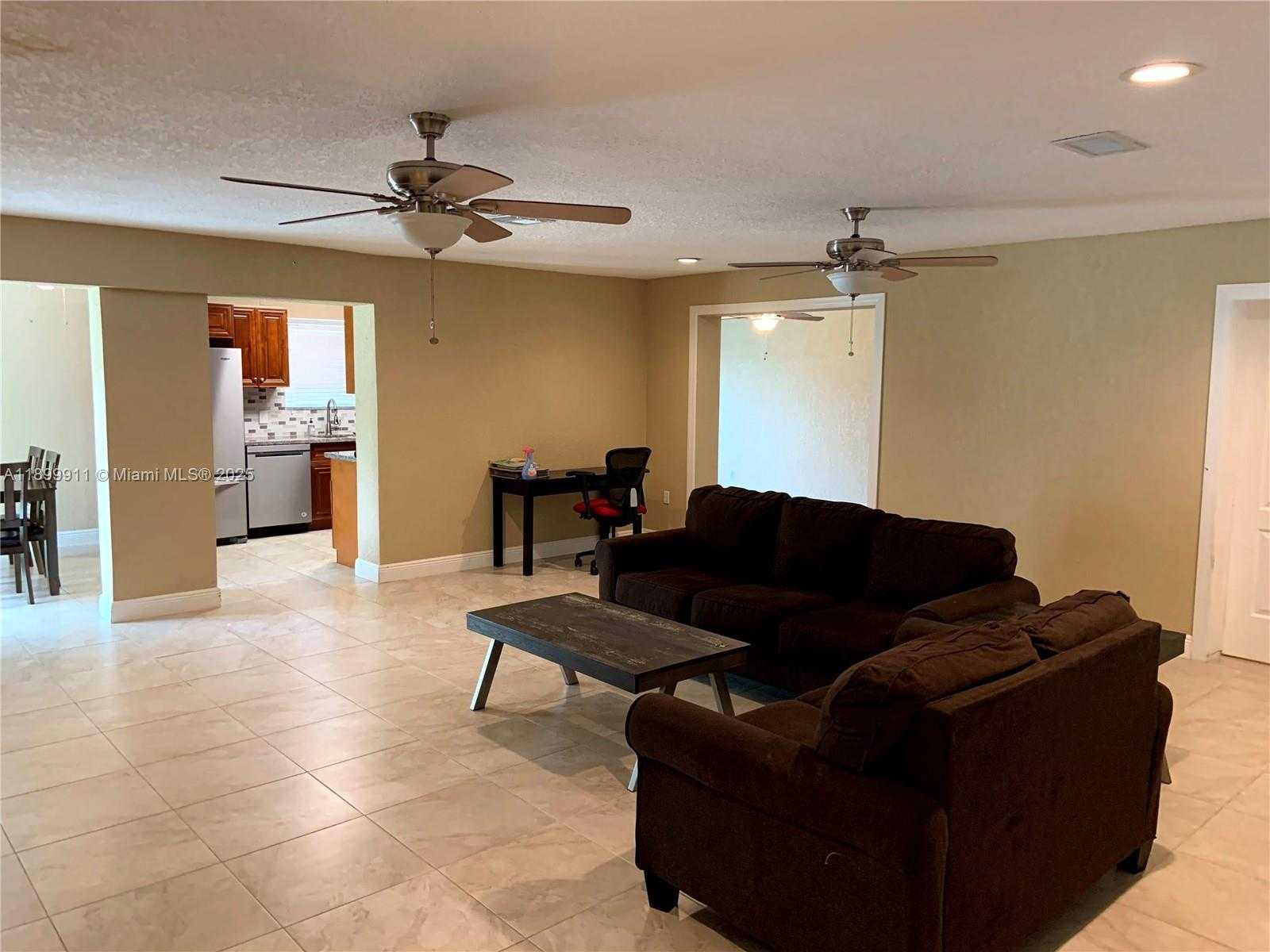 Small Image of 6407 SOUTH WEST 5TH ST, Pembroke Pines Number 5