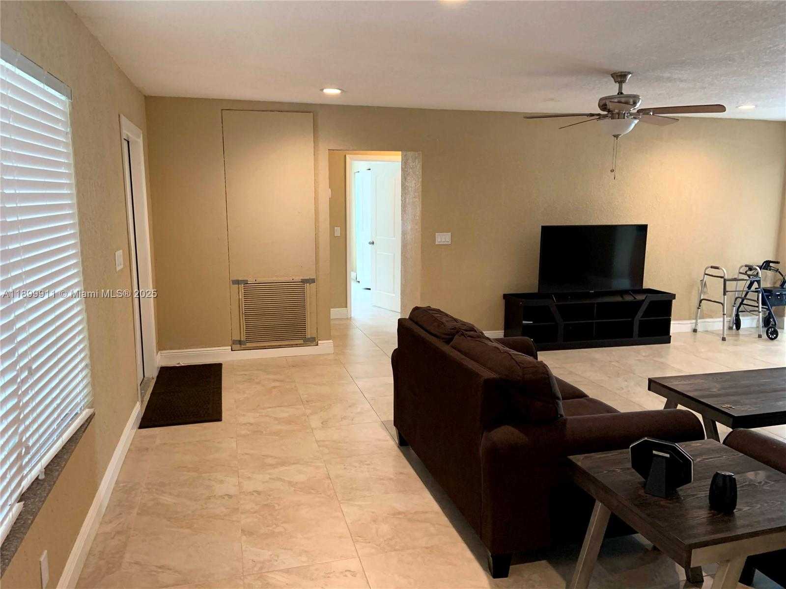 Small Image of 6407 SOUTH WEST 5TH ST, Pembroke Pines Number 7