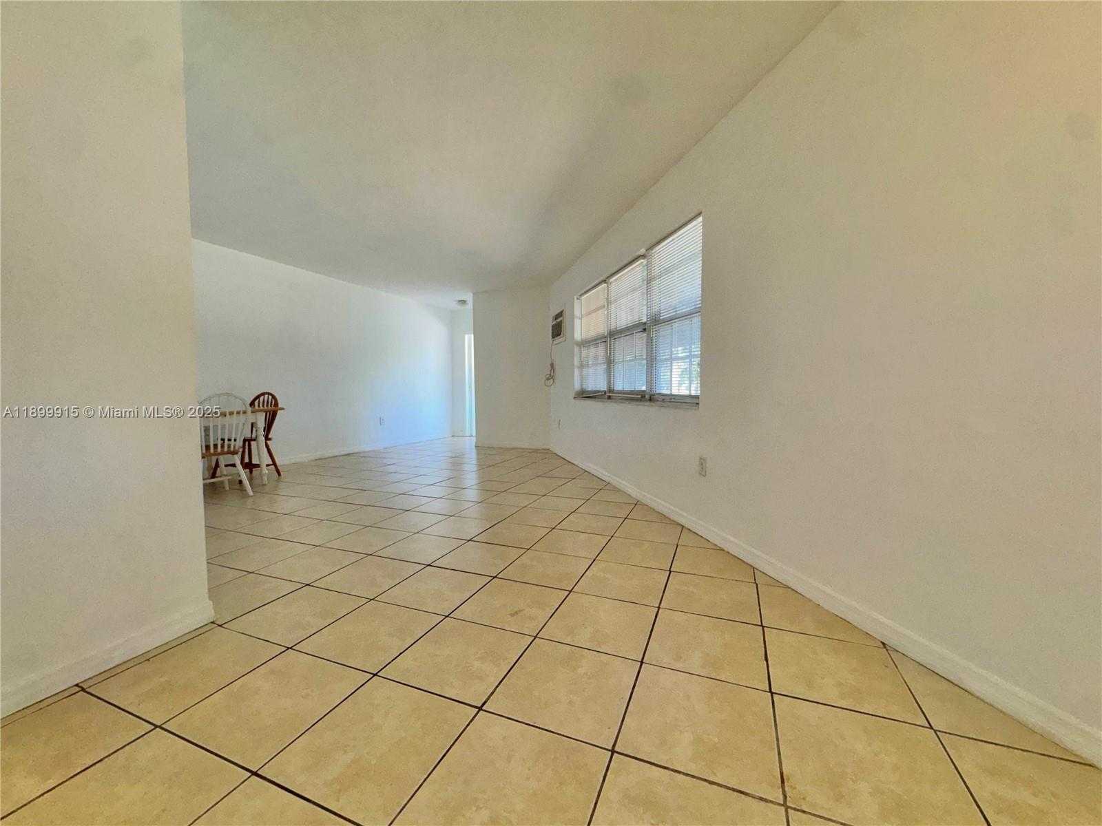 Small Image of 1450 NE 171 St, North Miami Beach, FL 33162, USA Number 14