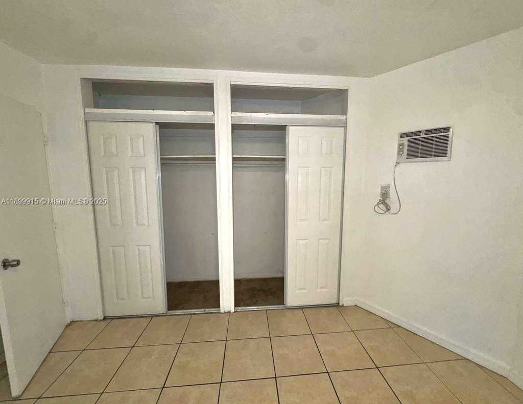 Small Image of 1450 NE 171 St, North Miami Beach, FL 33162, USA Number 2
