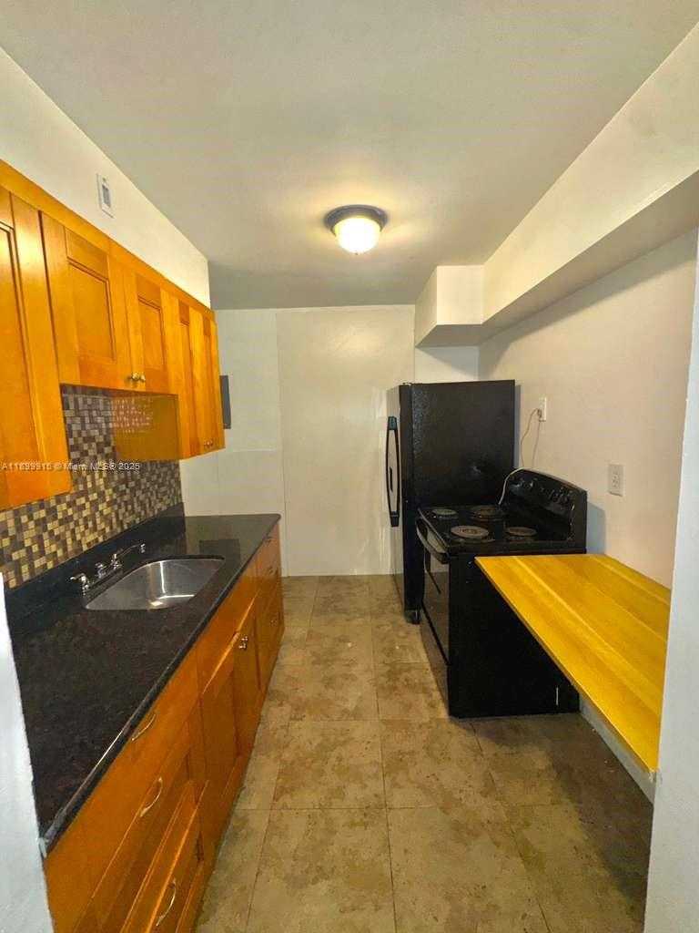 Small Image of 1450 NE 171 St, North Miami Beach, FL 33162, USA Number 3