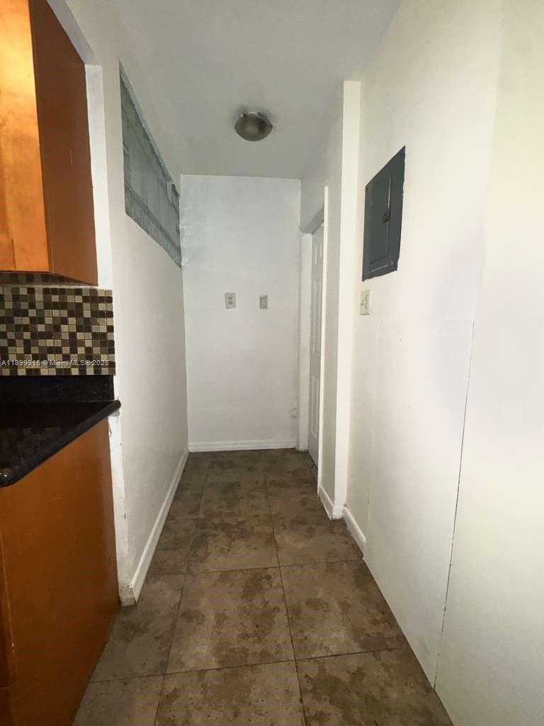 Small Image of 1450 NE 171 St, North Miami Beach, FL 33162, USA Number 4