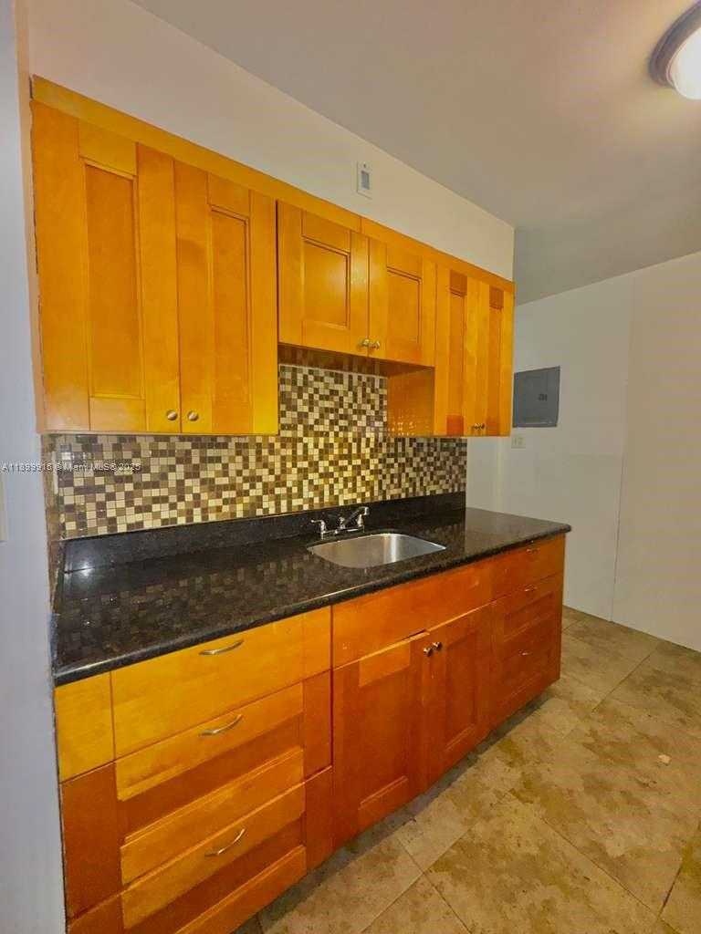 Small Image of 1450 NE 171 St, North Miami Beach, FL 33162, USA Number 8