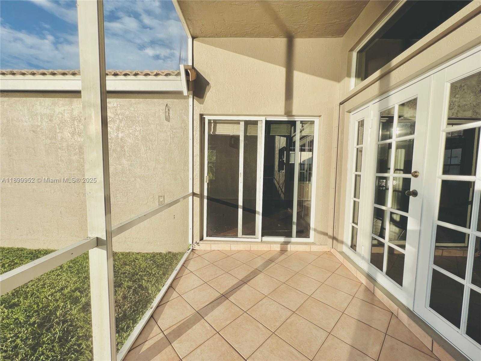 Small Image of 968 SAVANNAH FALLS DR, Weston Number 24
